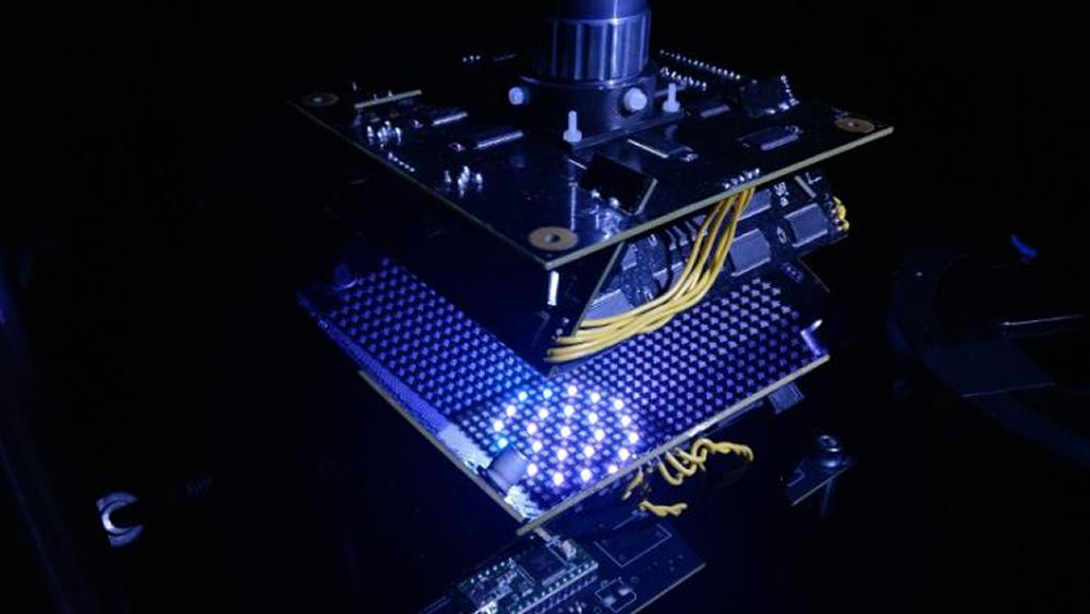 Un nuevo tipo de microscopio que utiliza un tazón con luces LED. (Foto. Universidad de Duke)