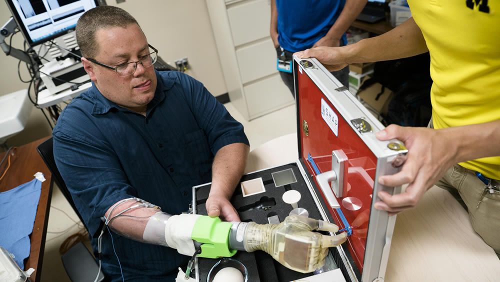 Un paciente utiliza el nuevo sistema tecnológico (Foto: Universidad de Michigan)