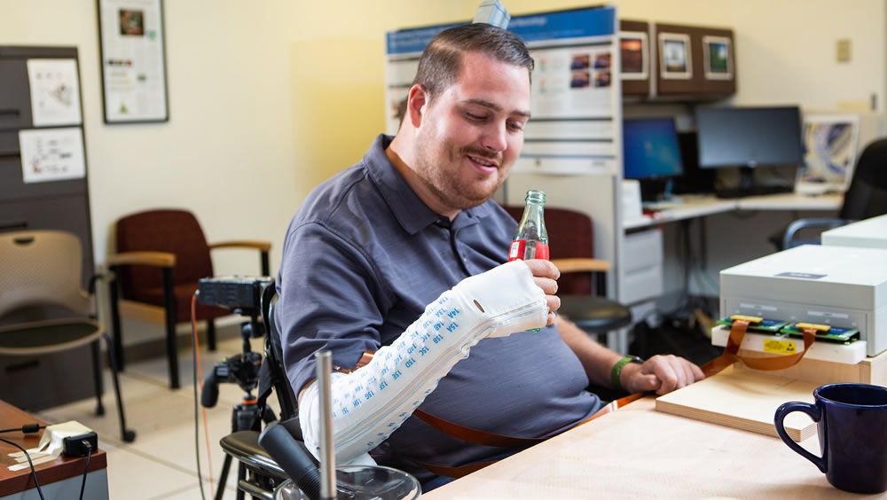 El hombre con lesión medular completa utiliza su mano gracias a la interfaz cerebro ordenador (Foto: Battelle)