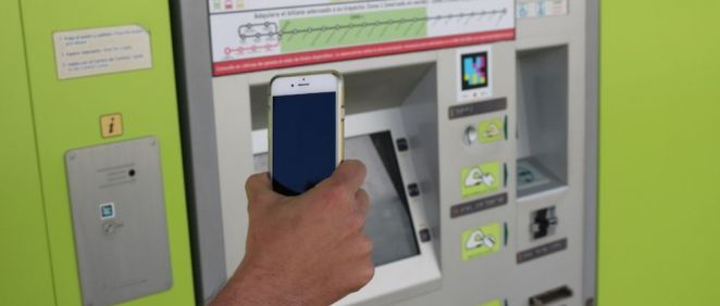 Smartphone escaneando un código NaviLens situado en una máquina de venta de tickets de transporte. (Foto.NaviLens)