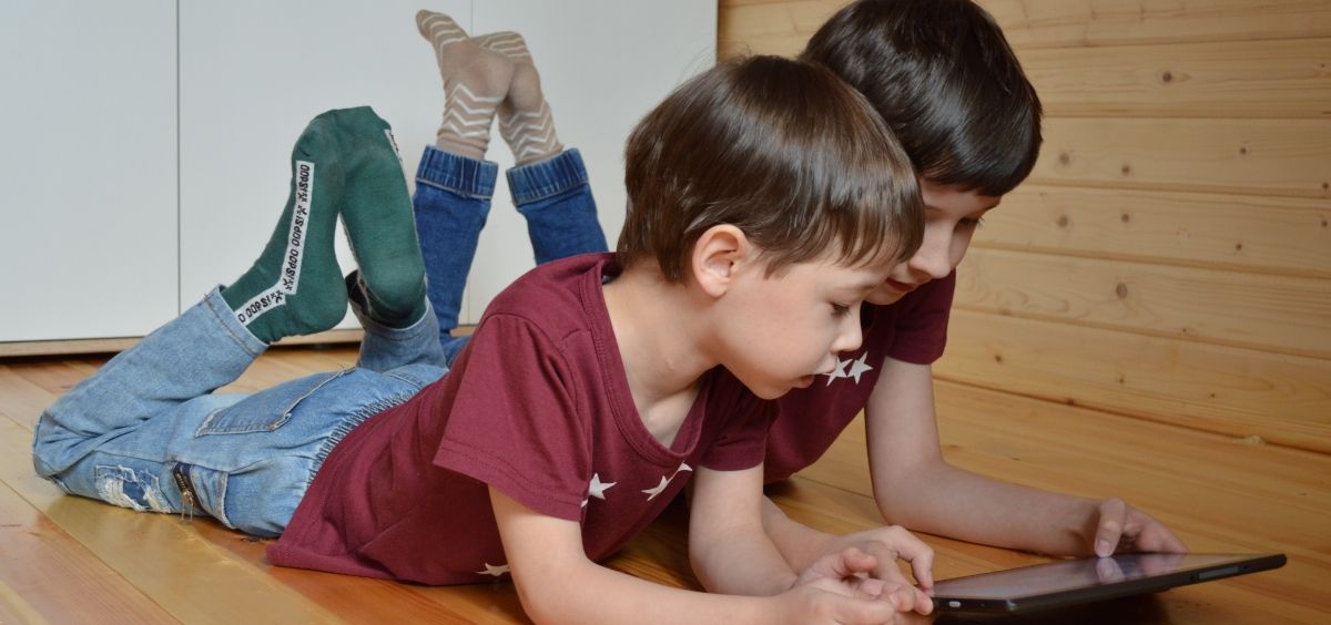Niños utilizando una tablet (Foto. Hospital de Fuenlabrada)