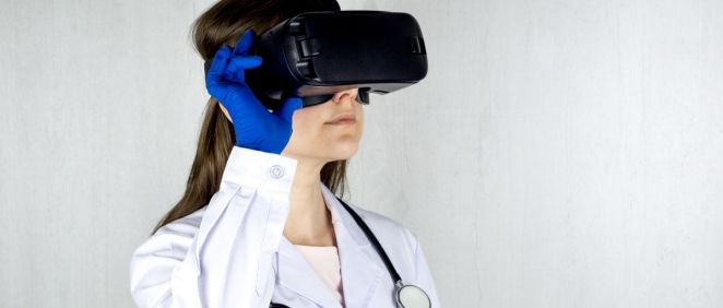Profesional sanitario con gafas de realidad virtual. (Foto. Unsplash)