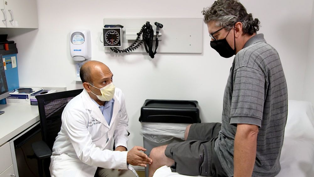 Sid Padia, MD, examina a Gianni Contardo en UCLA Health Santa Monica. (Foto. UCLA)