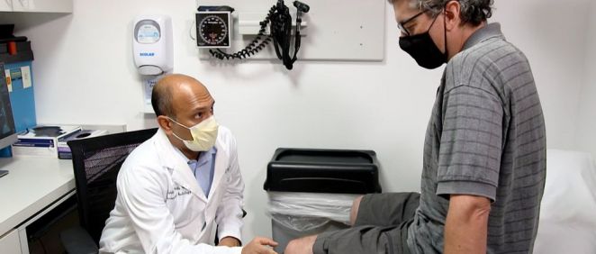 Sid Padia, MD, examina a Gianni Contardo en UCLA Health Santa Monica. (Foto. UCLA)