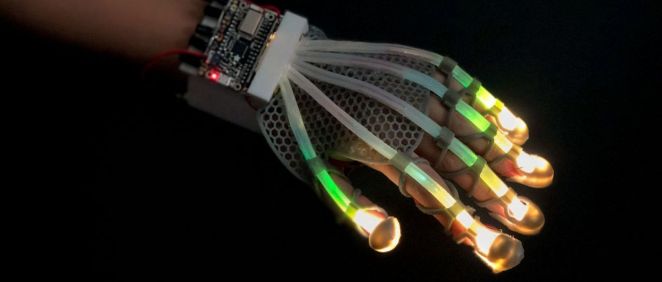 El sistema implantado en los dedos de un guante (Foto. Universidad de Cornell)