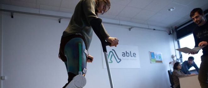 Ensayo del exoesqueleto creado por el grupo de investigación BIOMEC y la 'spin off' ABLE Human Motion. Imagen. La Caixa