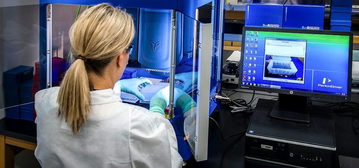 Un científico que trabaja con muestras que se analizarán utilizando una máquina de PCR. (Foto. Rawpixel)
