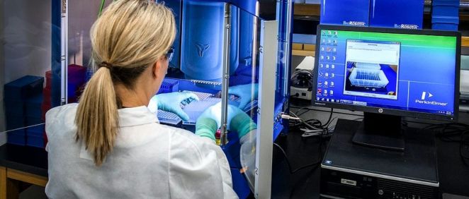 Un científico que trabaja con muestras que se analizarán utilizando una máquina de PCR. (Foto. Rawpixel)