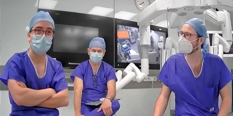 Los doctores León, García Olmo y Guadalajara en el quirófano de la FJD dotado con el robot quirúrgico Da Vinci