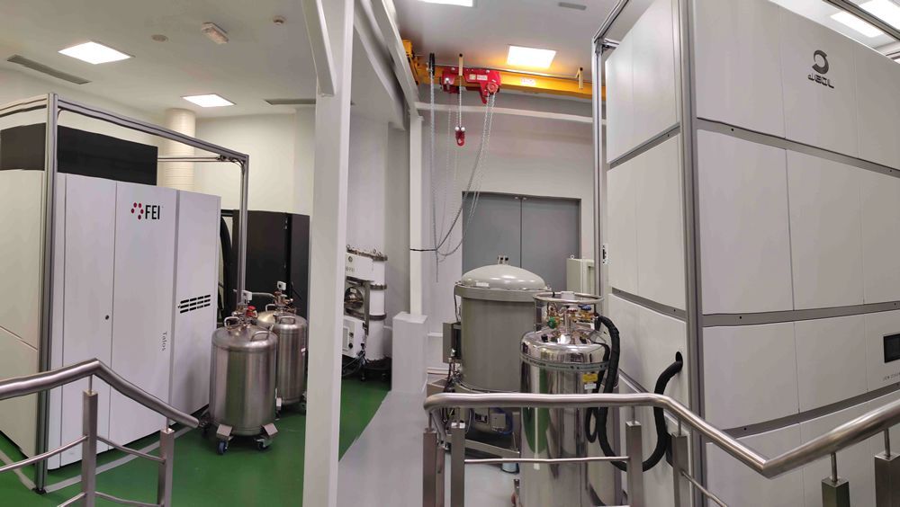 Sala del Centro Nacional de Biotecnología (CSIC) con los dos criomicroscopios electrónicos (Foto: Javier Chichón - CSIC) 