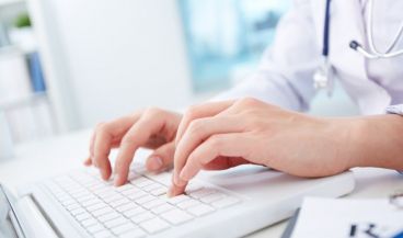 Un profesional sanitario utilizando un ordenador portátil. (Foto. Freepik)