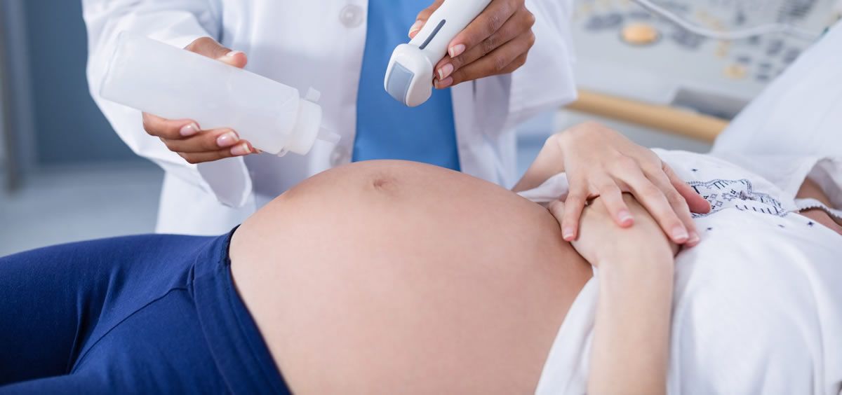 Ginecóloga realizando una ecografía a una embarazada (Foto. Freepik)