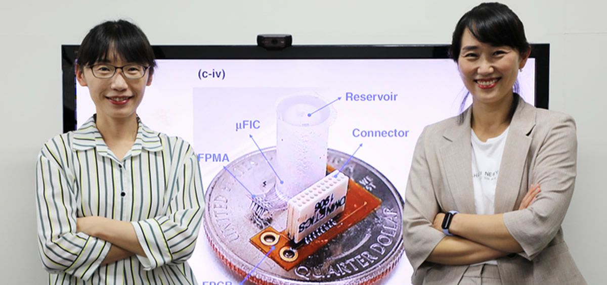 La  profesora Sohee Kim y la Dra. Yoo Na Kang del Departamento de Ingeniería Robótica de DGIST frente a una imagen de su interfaz neuronal flexible (Foto. DGIST) 