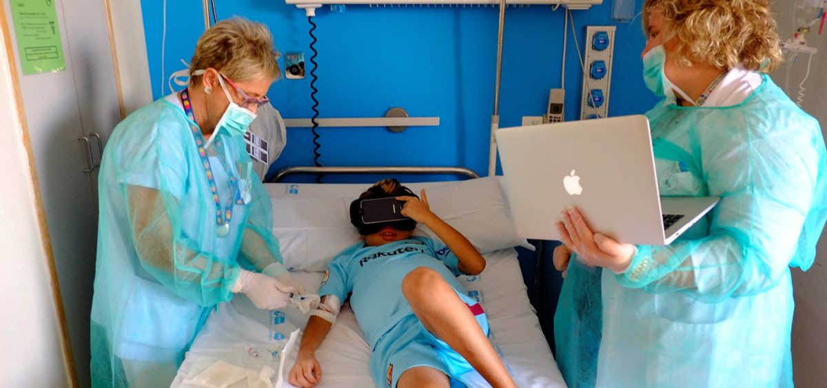 Un niño es intervenido mientras disfruta de Virtual Transplant Reality (Foto. U Tad)