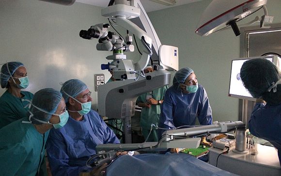 Clínica La Luz empieza a utilizar el láser de femtosegundo en cirugía ocular