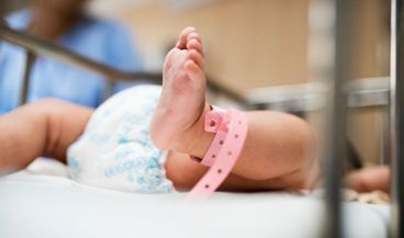 Un bebé recién nacido en un hospital (Foto: Freepik)