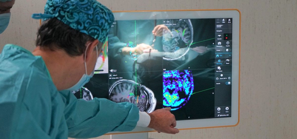 El Dr. Ricardo Díez Valle planificando la cirugía craneal con el neuronavegador Brainlab. (Foto. Hospital Ruber Internacional)