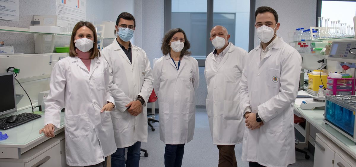A la derecha, Carlos López Bueno, junto a los investigadores del Grupo Delivery Drug System (DDS) de la CEU UCH, autores del estudio. (Foto. CEU UCH)