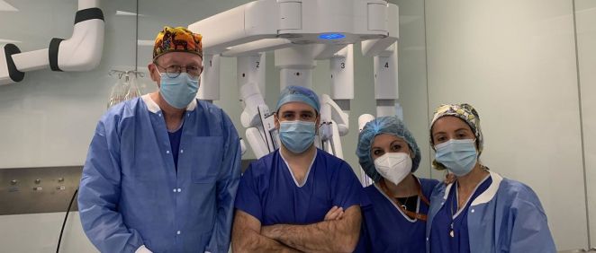 Los doctores Vorwald, Salcedo, Barragan y Posada, participantes en la realización del primer bypass gástrico róbótico (Foto. FJD)