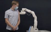 El robot Cobi administrando una vacuna. (Foto. Cobionix)