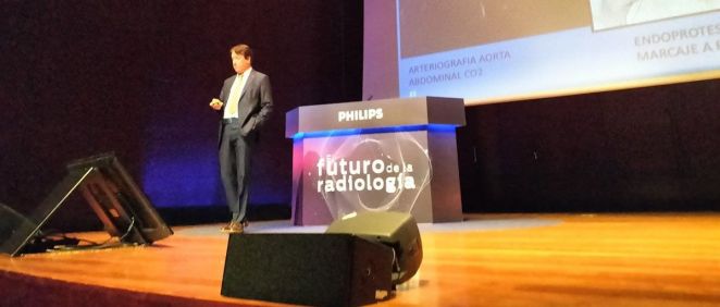 El doctor José Joaquín Muñoz Ruiz Canela, responsable de la Sección de Radiología Vascular Intervencionista en el Hospital Regional Universitario de Málaga, durante su exposición (Foto. @PhilipsSpain)