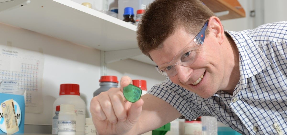 El Profesor Richard Martin con un pedazo del vidrio bioactivo. (Foto. Universidad de Aston)