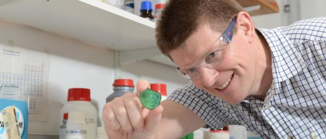 El Profesor Richard Martin con un pedazo del vidrio bioactivo. (Foto. Universidad de Aston)