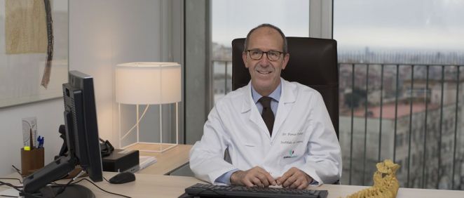 El doctor Ferran Pellisé, cirujano de columna en el Hospital Quirónsalud Barcelona (Foto. Quirónsalud)
