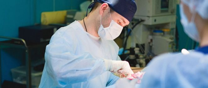 Cirujano operando en quirófano (Foto. Pexels)
