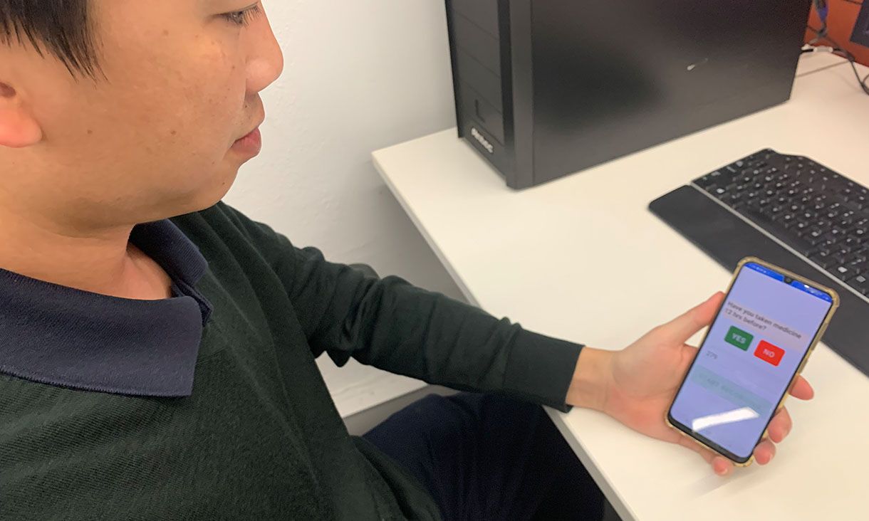 El Dr. Quoc Cuong Ngo, de la Escuela de Ingeniería de RMIT, utiliza la aplicación de detección de voz del equipo. (Foto. Universidad RMIT)