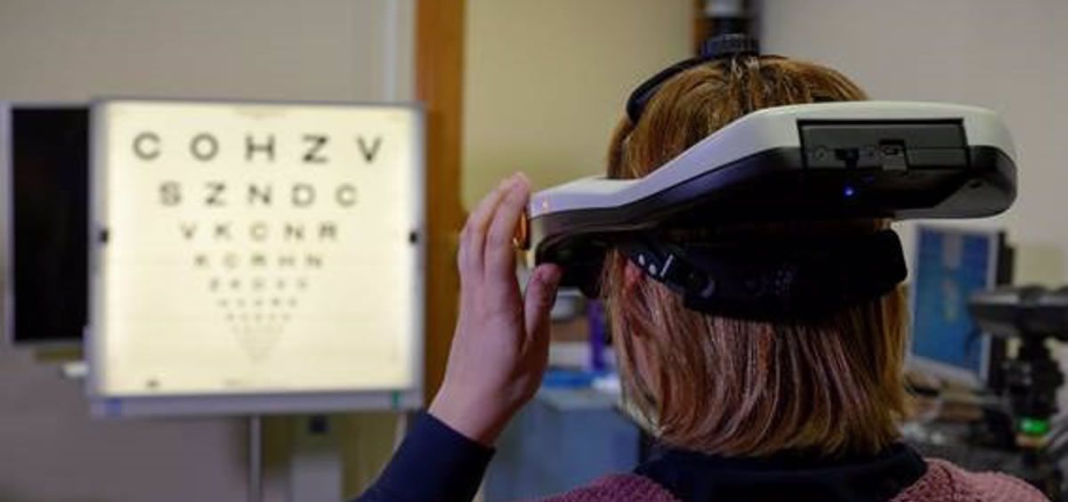 El simulador SimVis Gekko puede mostrarle al paciente cómo va a ser su visión una vez sea operado (Foto: Yaiza González, EP)