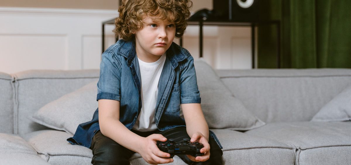 Niño jugando a videojuegos (Foto. Pexels)