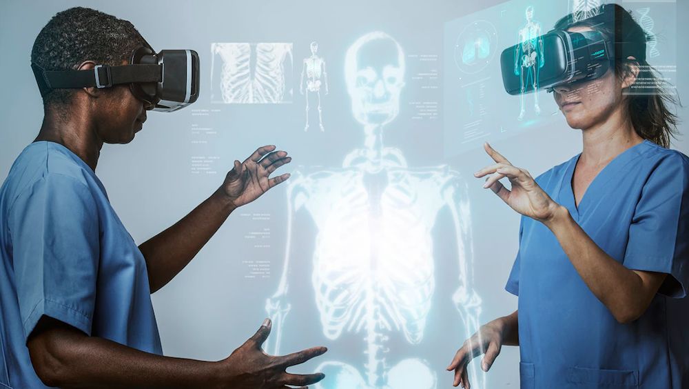 Profesionales sanitarios usando técnicas de realidad virtual (Foto: Freepik)