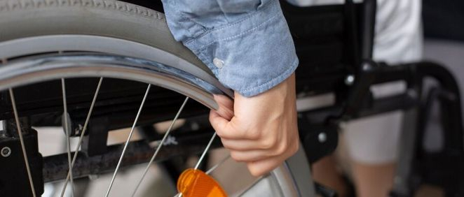 Persona con lesión medular en silla de ruedas (Foto. Freepik)
