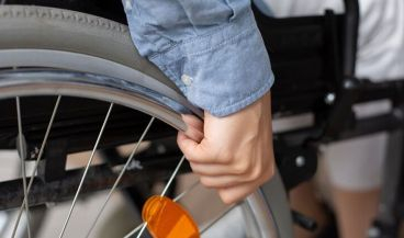 Persona con lesión medular en silla de ruedas (Foto. Freepik)