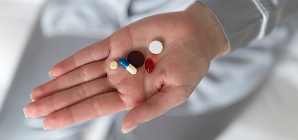 Una mujer con diferentes pastillas farmacológicas en la mano (Foto. Freepik)