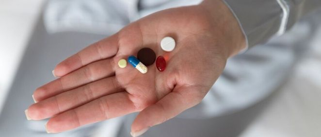 Una mujer con diferentes pastillas farmacológicas en la mano (Foto. Freepik)