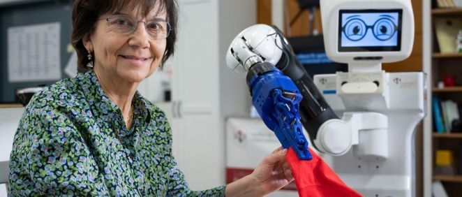Carme Torras con un robot que dobla una camiseta (Foto. César Hernández)