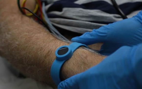 Una pulsera permite controlar en tiempo real a pacientes con infartos