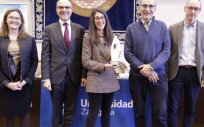 La coordinadora principal de MAiCRO, Alejandra Consejo, recibe el premio SAMCA. (Foto: Universidad de Zaragoza)