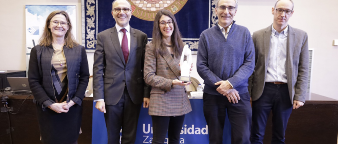 La coordinadora principal de MAiCRO, Alejandra Consejo, recibe el premio SAMCA. (Foto: Universidad de Zaragoza)