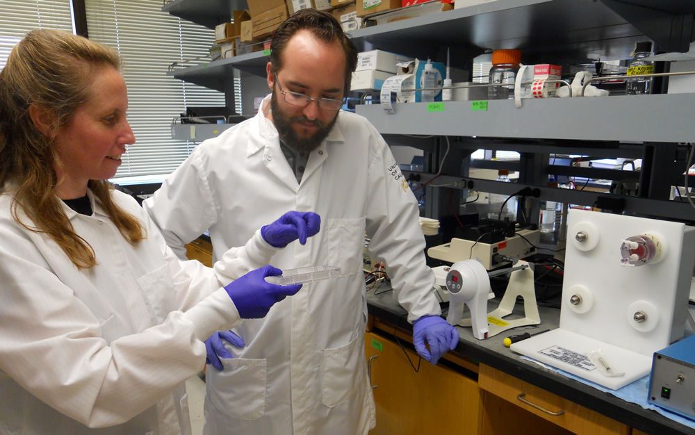 Brigitte Gomperts y Dan Wilkinson. UCLA Broad Stem Cell Research Center.