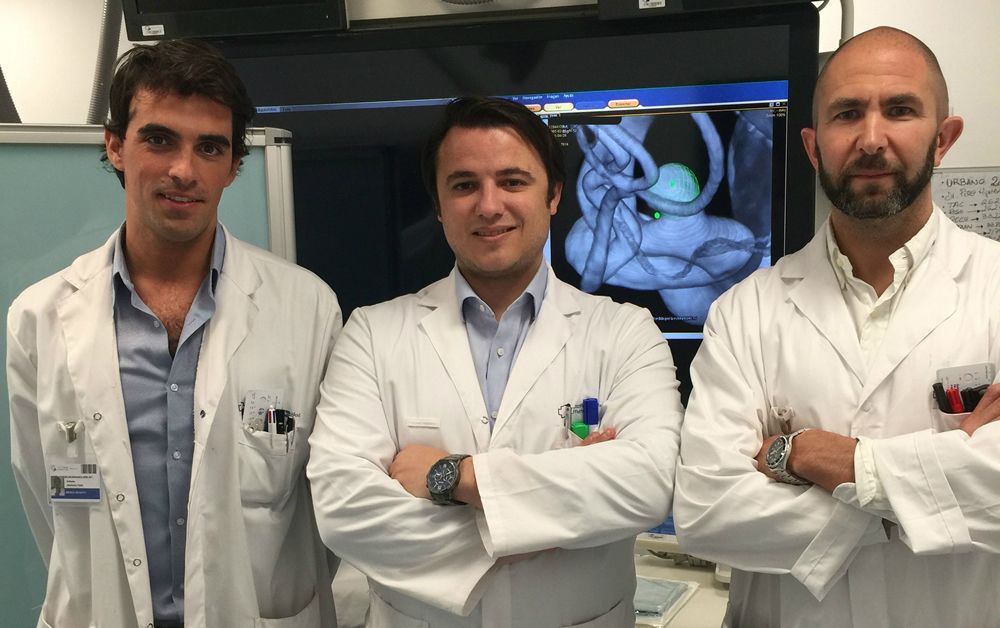 Equipo de Neurorradiología Intervencionista de la FJD: (de izq. a dcha.) los doctores Antonio Hermosín, Mario Martínez-Galdámez y Claudio Rodriguez .