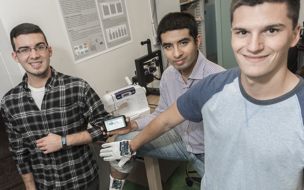Diseñan unos guantes inteligentes para monitorizar a pacientes con párkinson