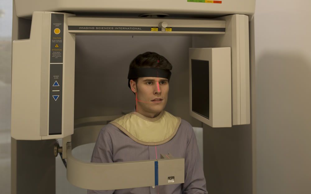 Un paciente se somete al escáner de haz cónico en el Instituto Maxilofacial del Centro Médico Teknon