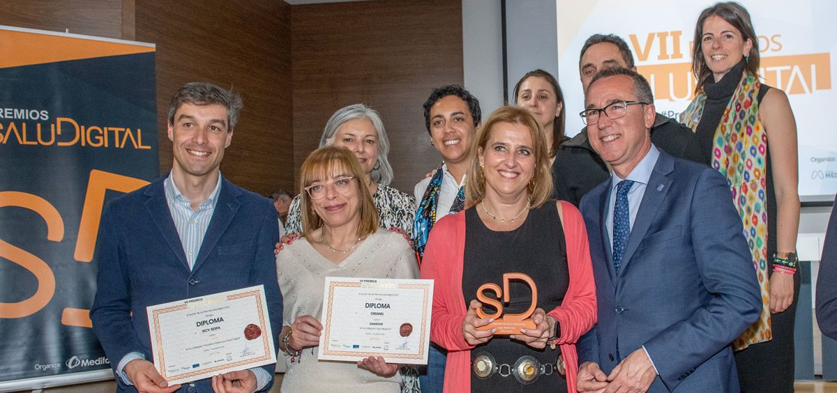 El consejero de Salud de Asturias, Pablo Fernández Múñiz, entrega uno de los premios de SaluDigital a Yolanda López