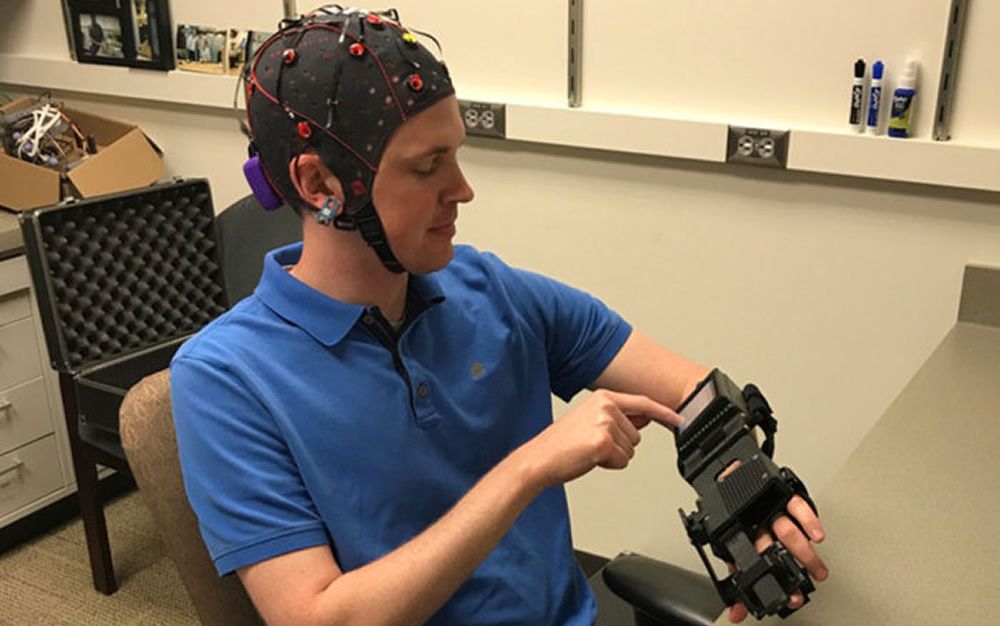 Un dispositivo permite a los pacientes con accidente cerebrovascular mover sus manos