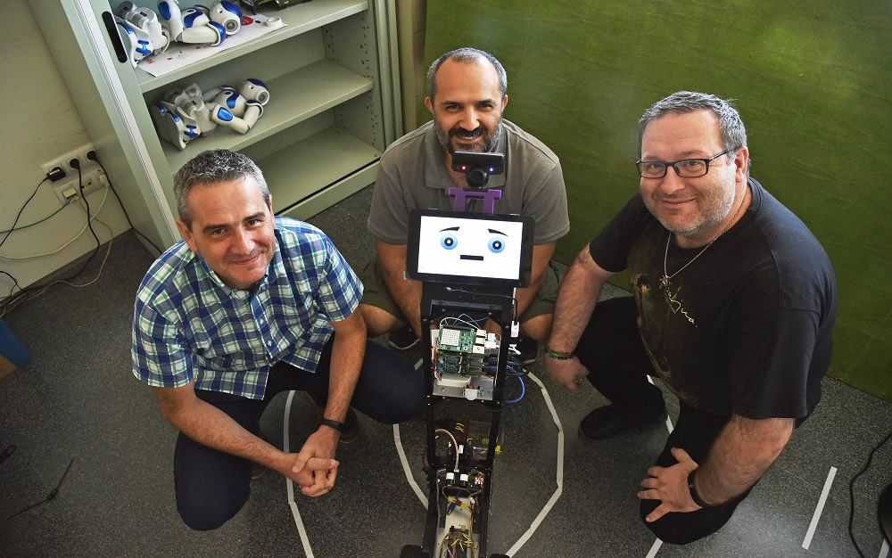 El equipo de investigación de la UPV que han dado vida a este robot