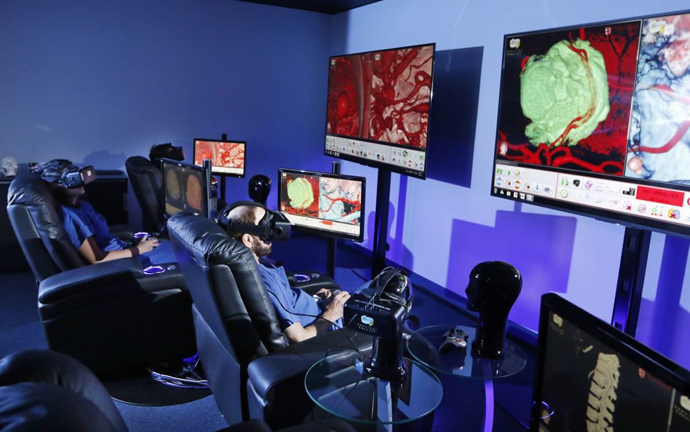 Un grupo de jóvenes residentes utiliza el sistema de realidad virtual de la Universidad Stanford