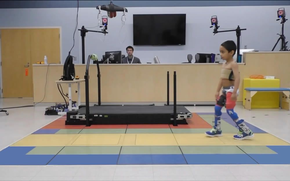 Un exoesqueleto logra que niños con parálisis cerebral caminen erguidos